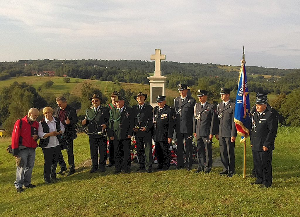 Delegacje uczestniczące w uroczystości pod pomnikiem w Nieszkowicach Wielkich. fot. M. Irzykowski