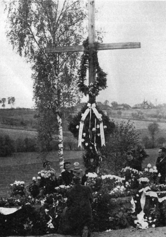 Krzyż dębowy, którym zastąpiono krzyż pierwotny, brzozowy w nocy 31 sierpnia/1 września 1944 r w 5. rocznicę wybuchu wojny. Zmiany dokonali żołnierze AK.Zdj. S. Sasak, zb. Z. Wysocki