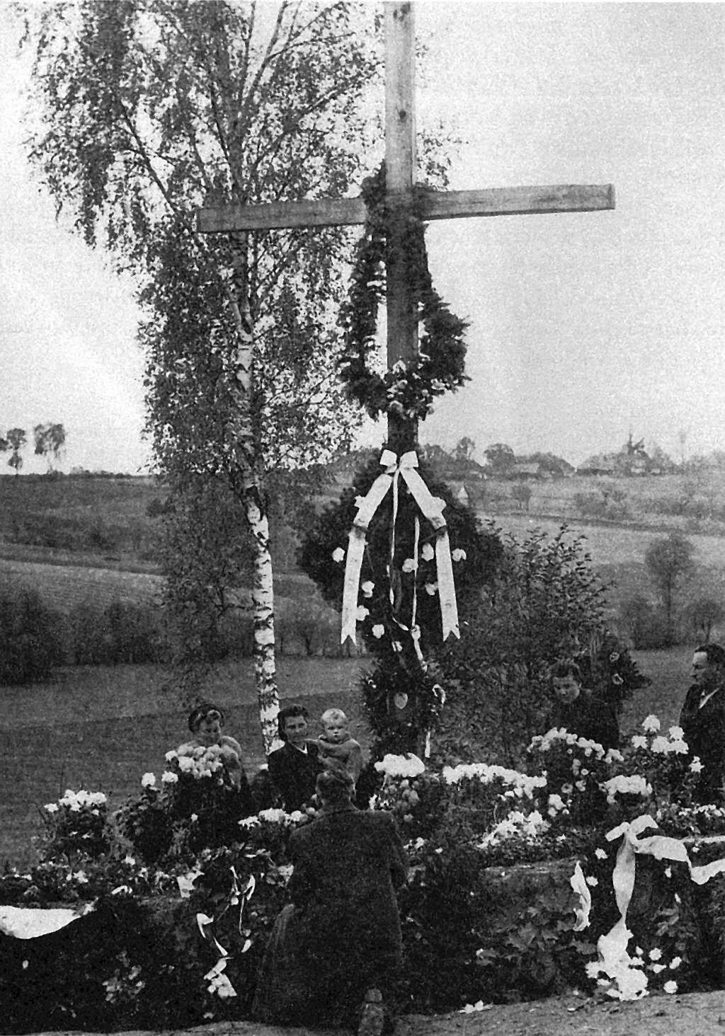 Krzyż dębowy, którym zastąpiono krzyż pierwotny, brzozowy w nocy 31 sierpnia/1 września 1944 r w 5. rocznicę wybuchu wojny. Zmiany dokonali żołnierze AK.Zdj. S. Sasak, zb. Z. Wysocki